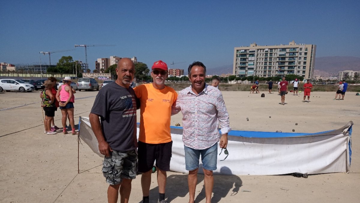 Juanjo Segura con el equipo organizador.