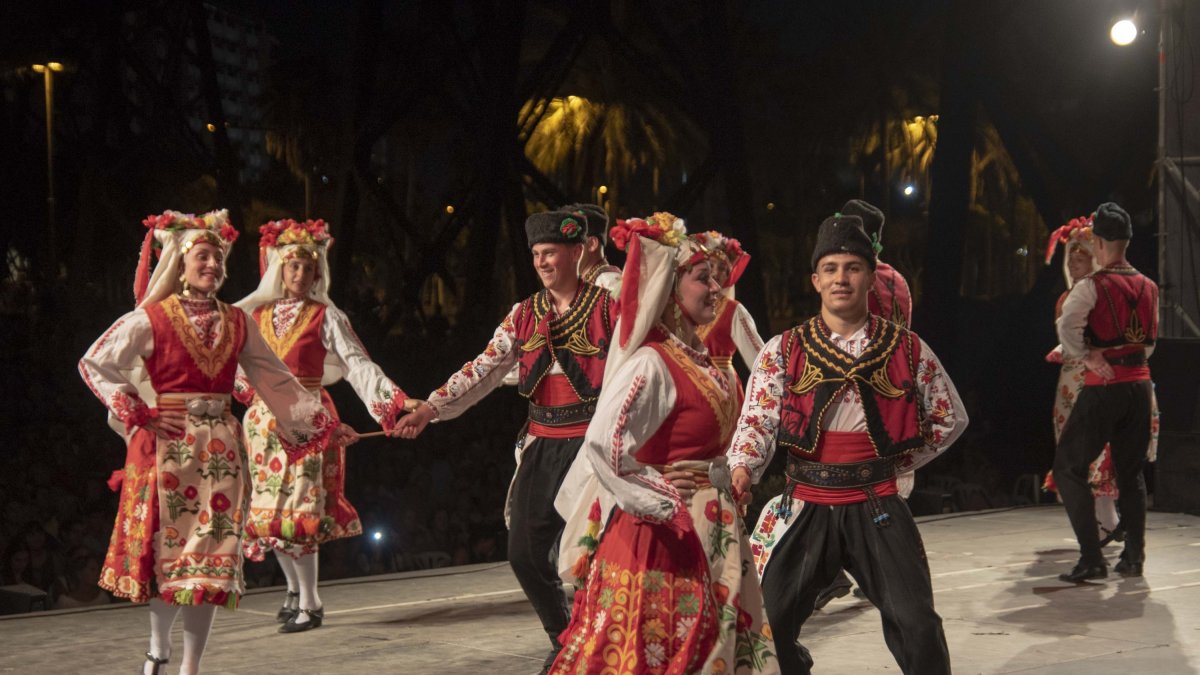 Mezdra, el conjunto folclórico de Bulgaria, actuó en el Parque de las Almadrabillas.