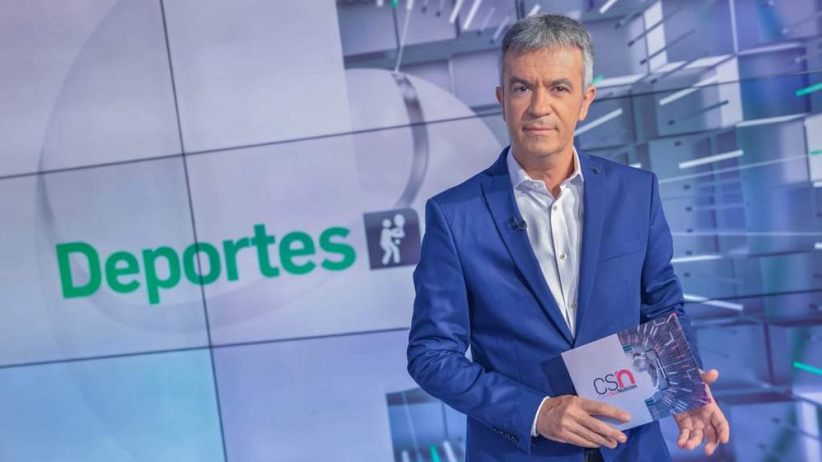 Ángel Acién en los estudios de Canal Sur, donde trabaja desde 1996