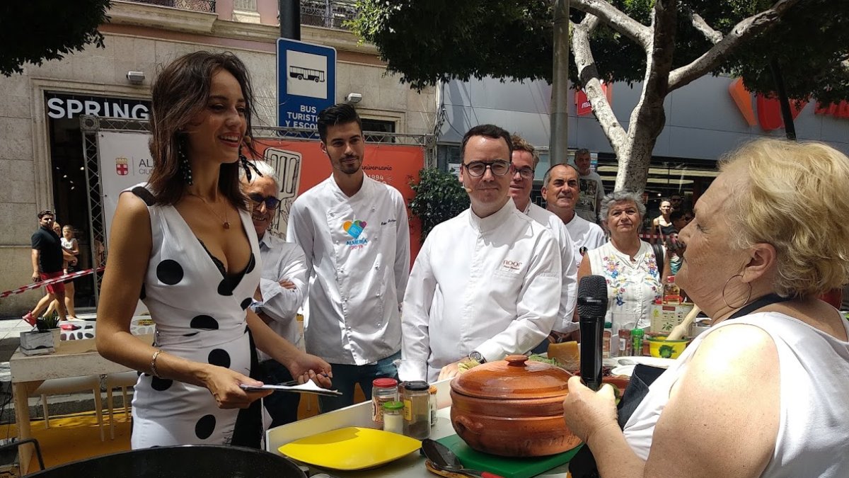 Carmen García explica a la presentadora, Ana Márquez, y a parte del jurado en qué consisten sus dos platos ganadores para este concurso.