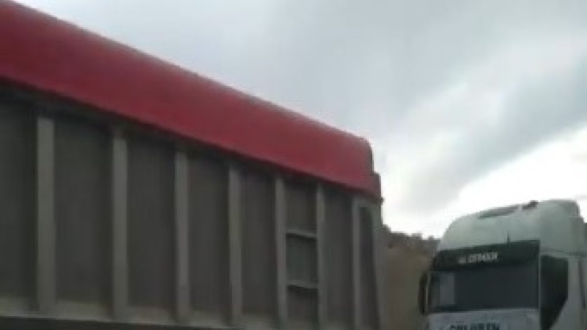 Imagen del vídeo de Muévete por Carboneras con la hilera de camiones la N-341 hacia Carboneras.