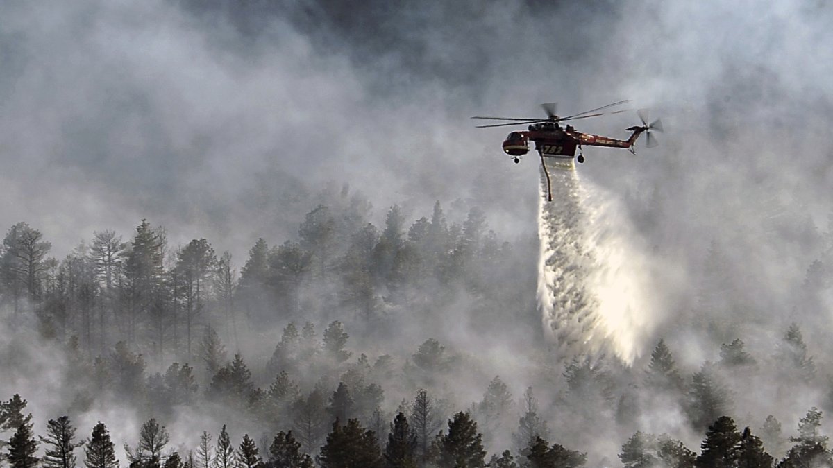 La labor de los medios aéreos se dificulta en los grandes incendios