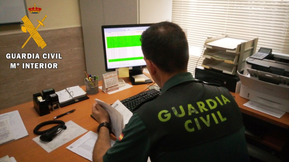 Se le acusa de cuatro delitos de estafa.