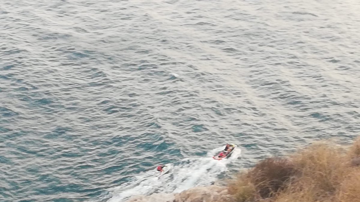Dos embarcaciones en el momento del rescate. Foto publicada por el Ayuntamiento de Carboneras.