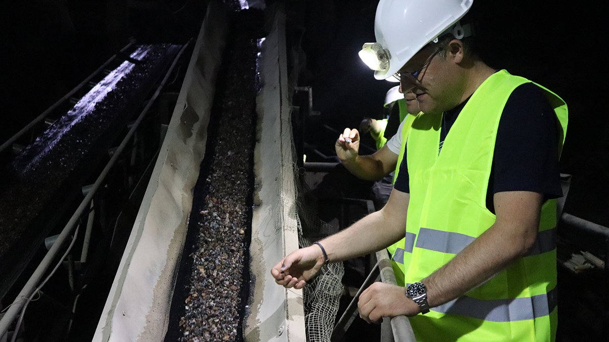 el alcalde, en las instalaciones de Minera de Órgiva.
