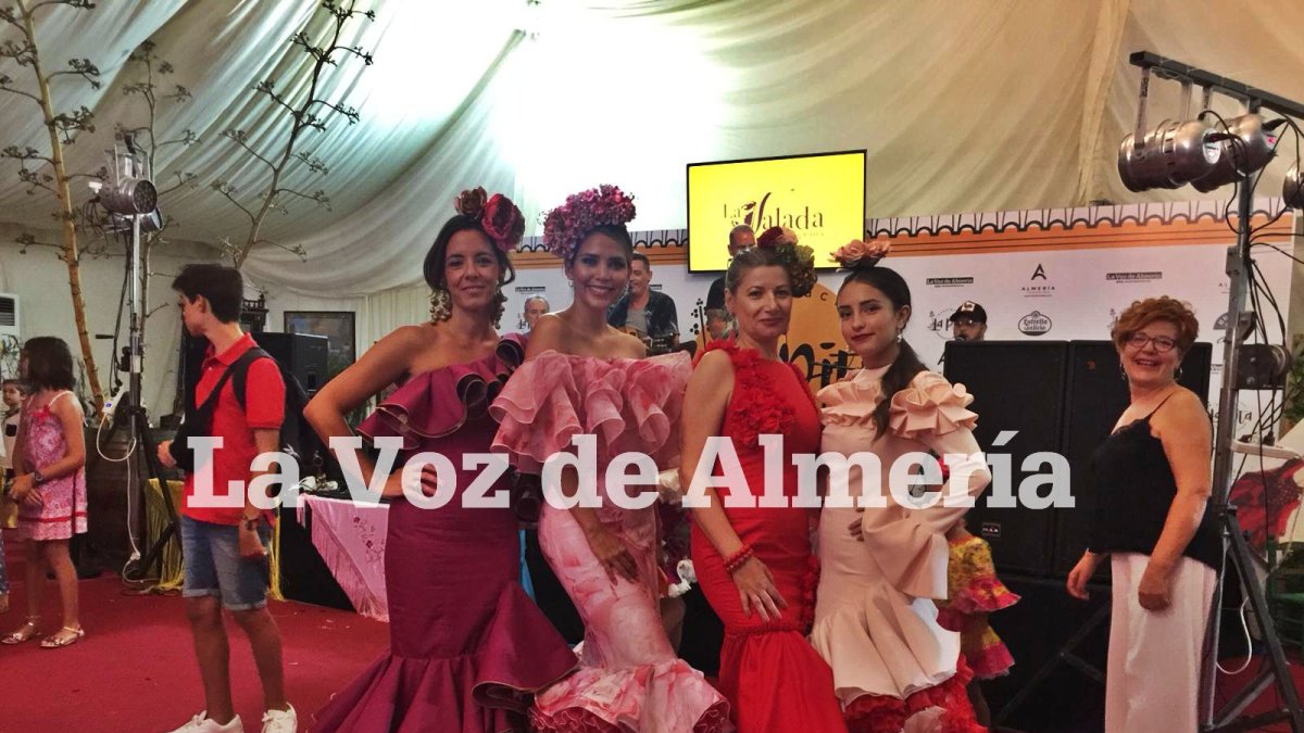 Rosanna Zanetti (segunda por la izquierda) ha acudido a la caseta de La Pita junto a familiares y amigos.