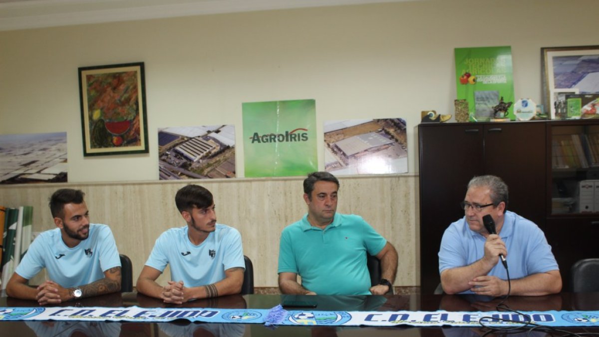 Vicente Puertas presentando a los futbolistas.