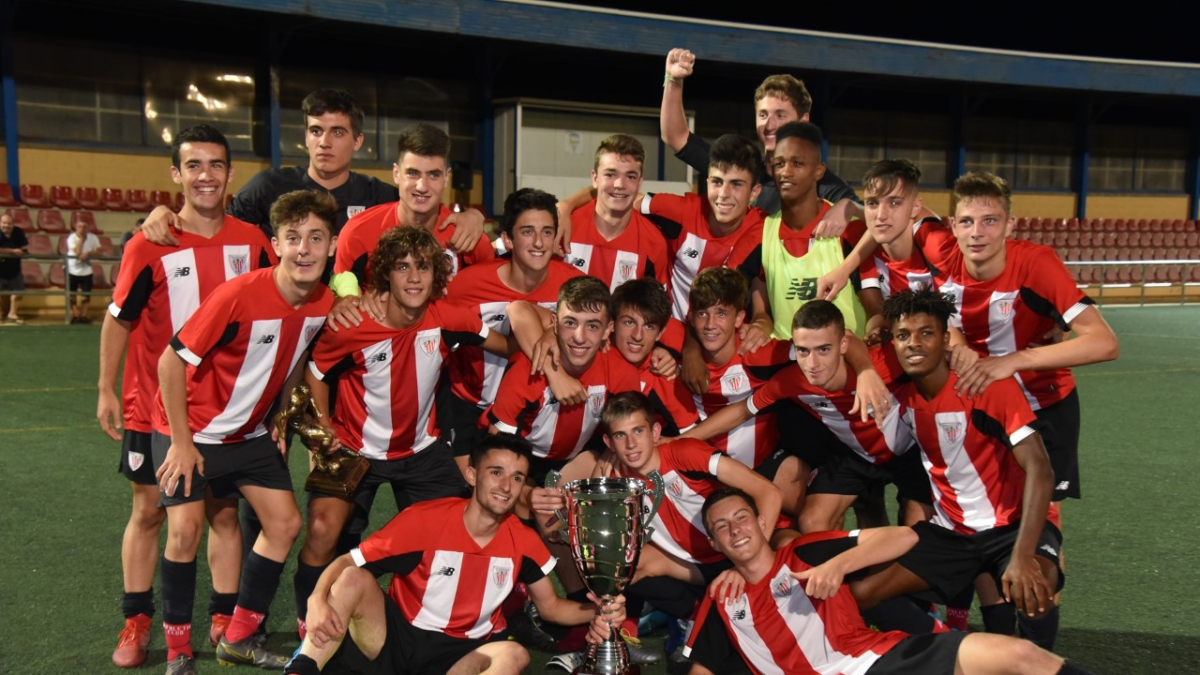 Los campeones del Athletic posando con la Copa.