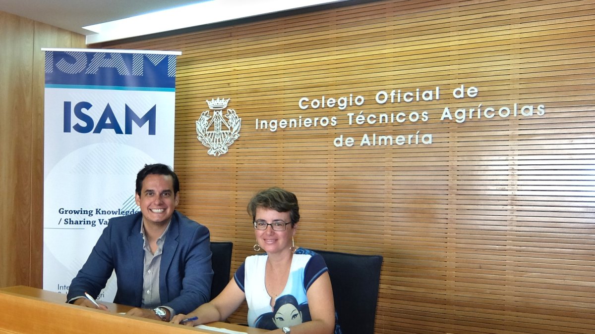 Momento de la firma del convenio.