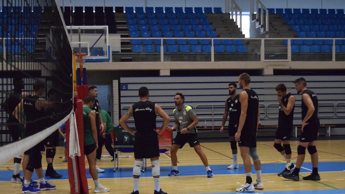 Manolo Berenguel trabajando con sus jugadores en la pista del Moisés Ruiz.