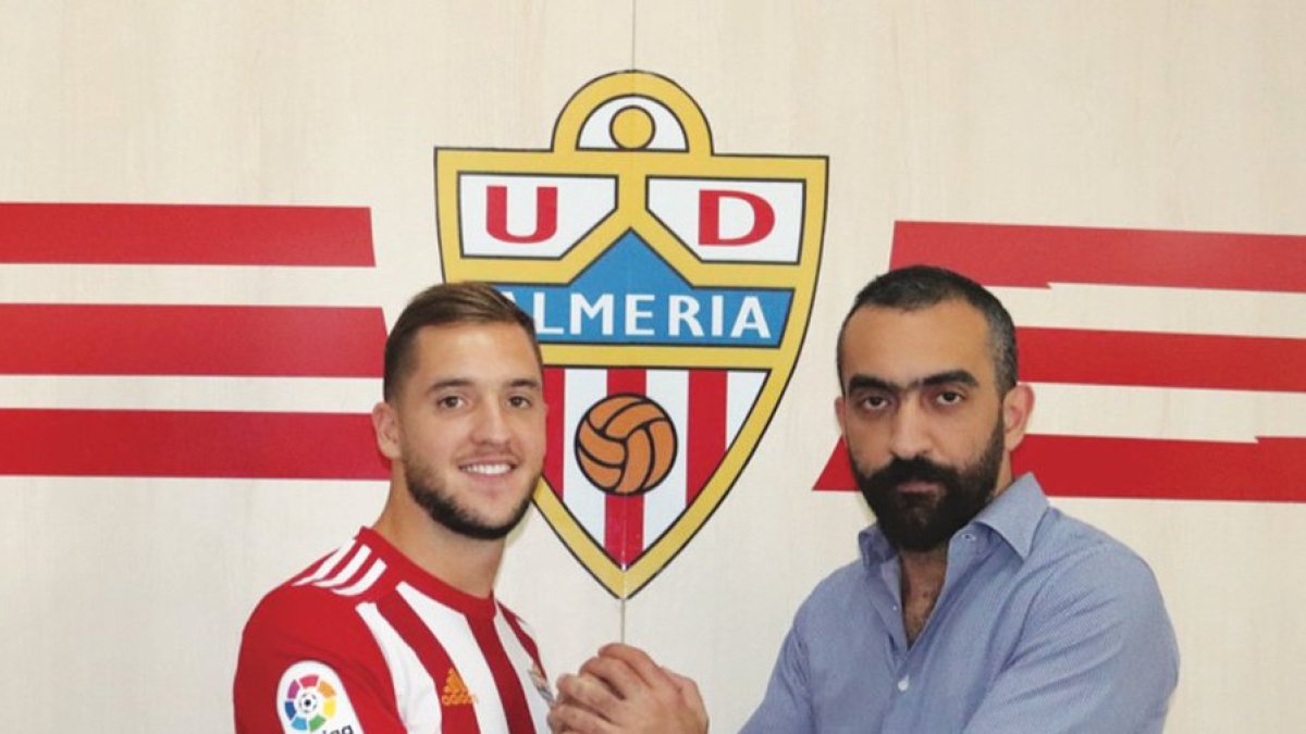 El nuevo jugador rojiblanco con Mohamed El Assy.