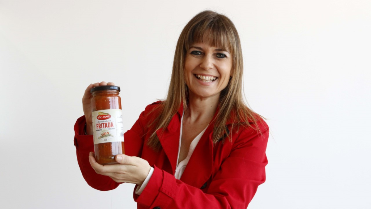 Carmen Cardila muestra uno de los productos de su empresa, Vicasol.