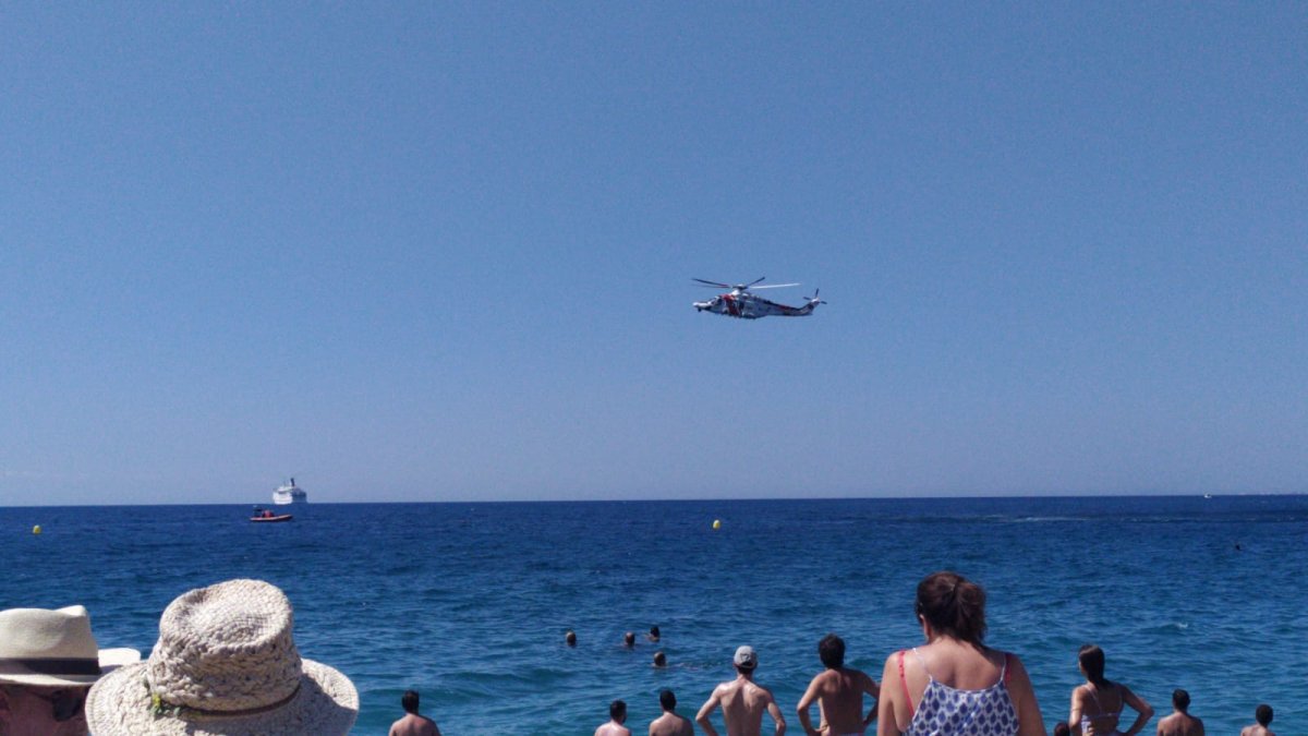 El simulacro de rescate visto desde la playa de San Miguel.