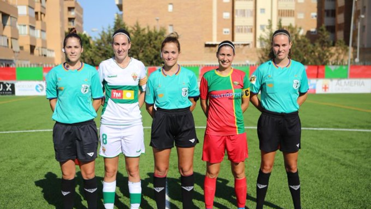 Las capitanas de Elche y Pavía con el trío arbitral.