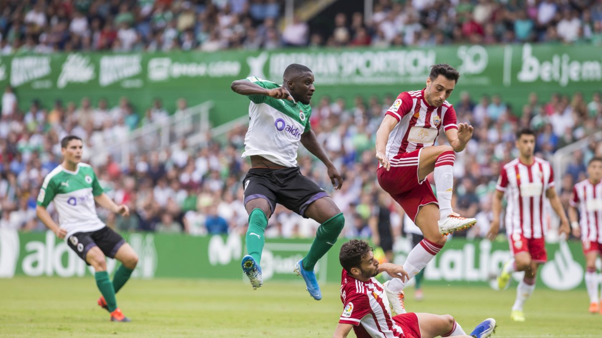 Una jugada del Racing-Almería.