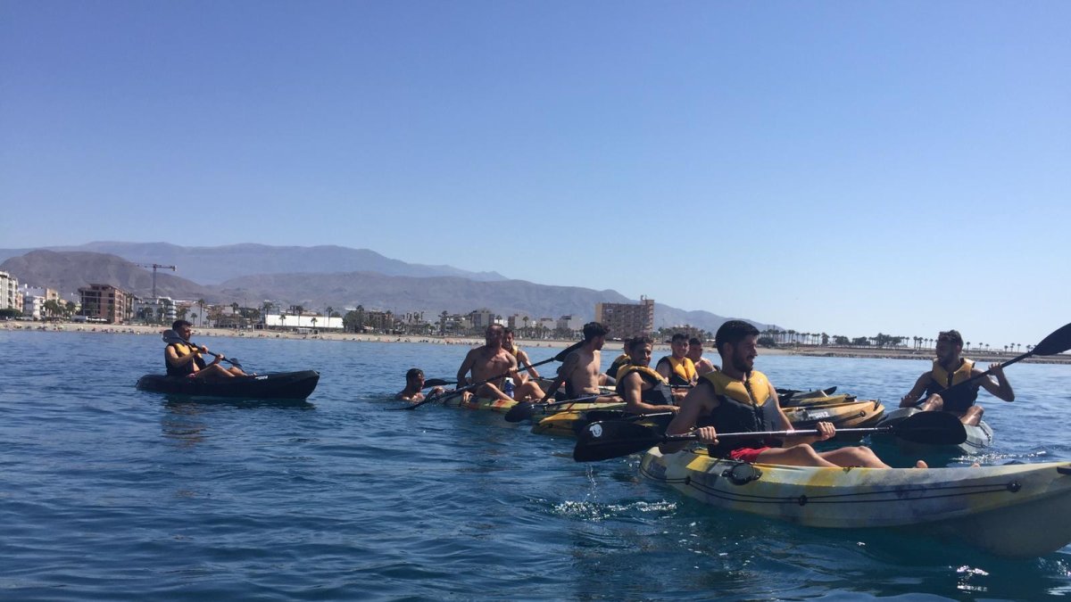 Antes e empezar a competir un paseo por el mar.