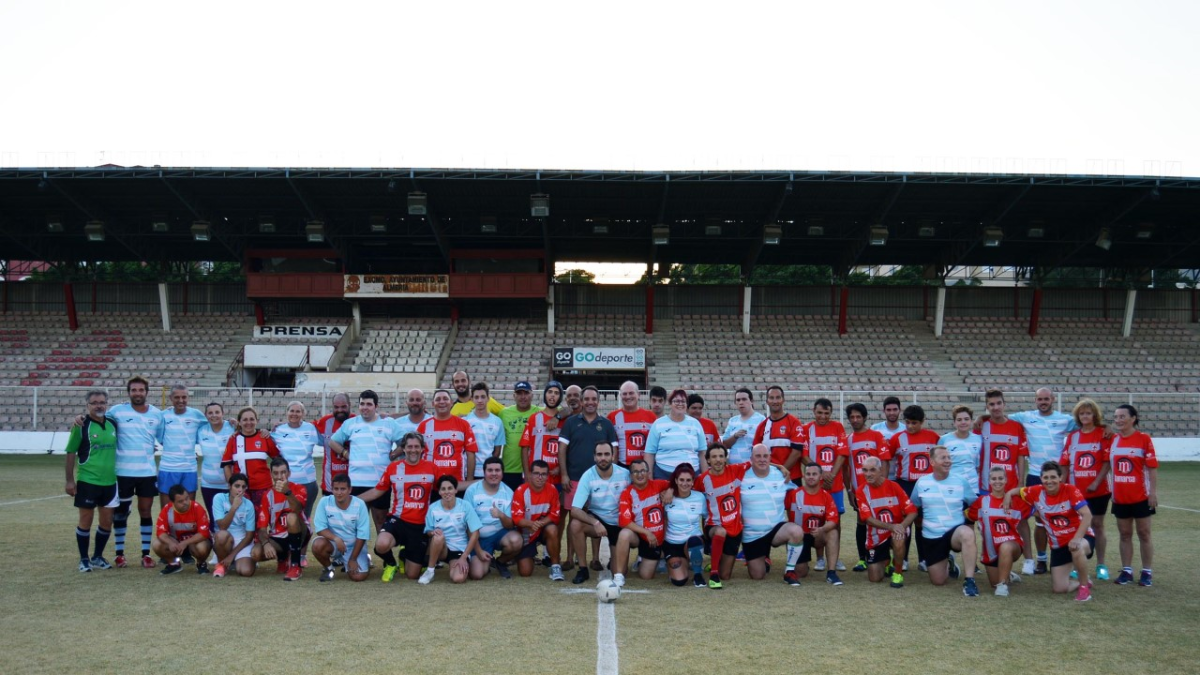 Los equipos en el centro del campo.