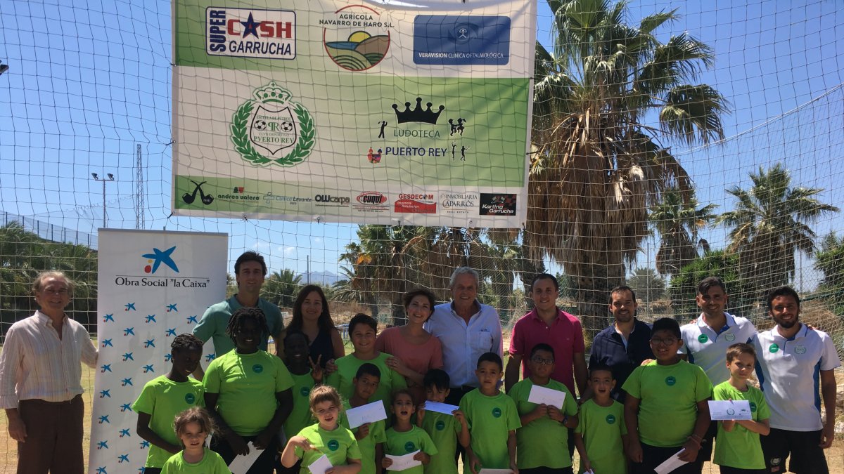 Responsables políticos y de la escuela con los niños.