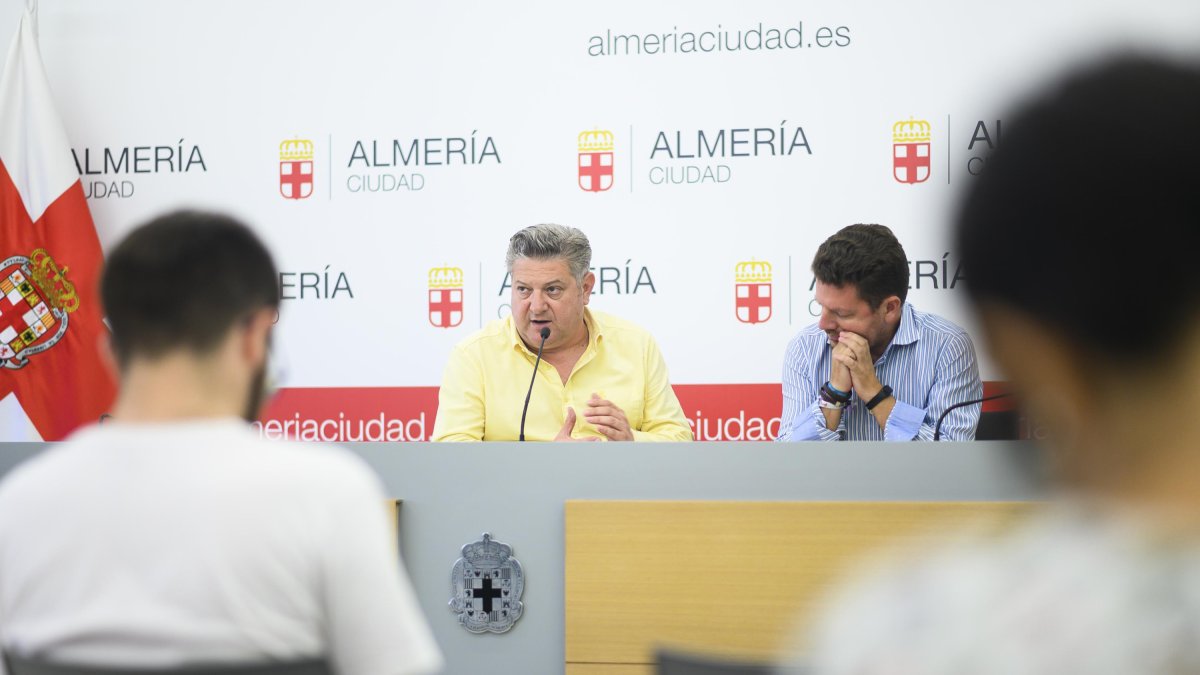 Diego Cruz junto a José Vélez en la rueda de prensa