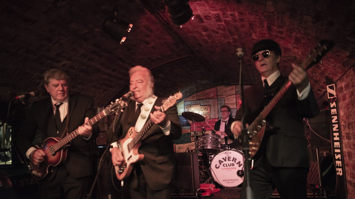 hito para almería Pepe Blanes al bajo y Chipo Martínez, junto a sus compañeros de The Karamel, en la legendaria The Cavern. (Foto: Yukun Chen)