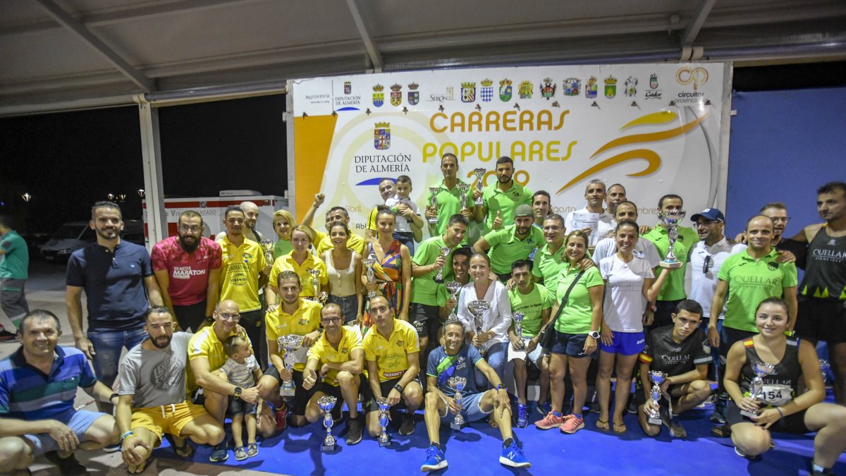 Los protagonistas de la carrera con sus premios.
