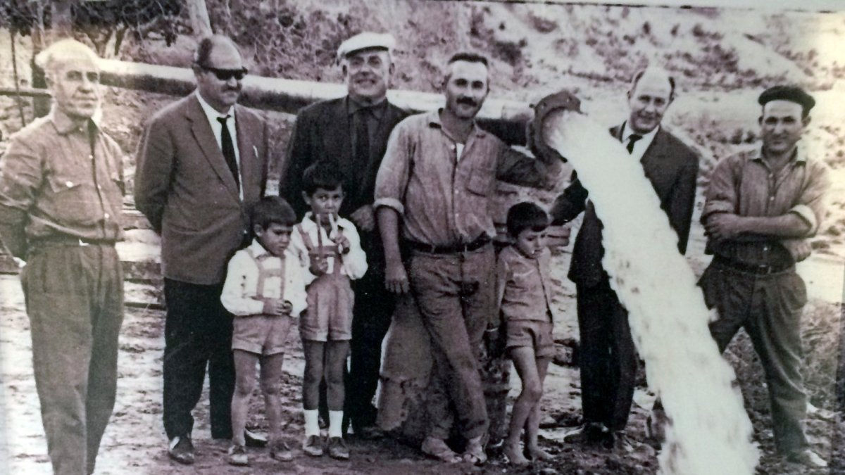 Antonio alonso, en el centro con bigote, junto al chorro de agua del Pozo del Cajete.