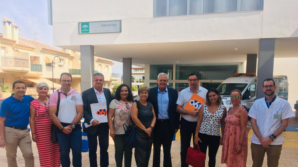 Fotografía de familia durante la visita del delegado a las futuras instalaciones del 061.