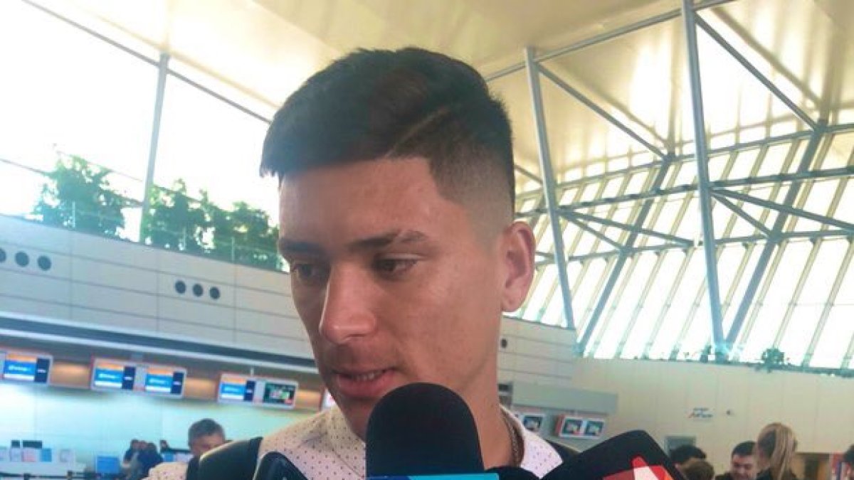Darwin Núñez, en el aeropuerto de Montevideo.