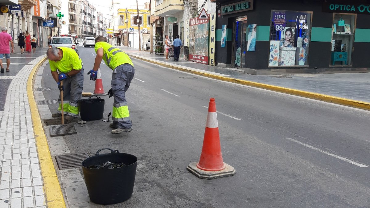Trabajo de limpieza de alcantarillas en las calles de Adra