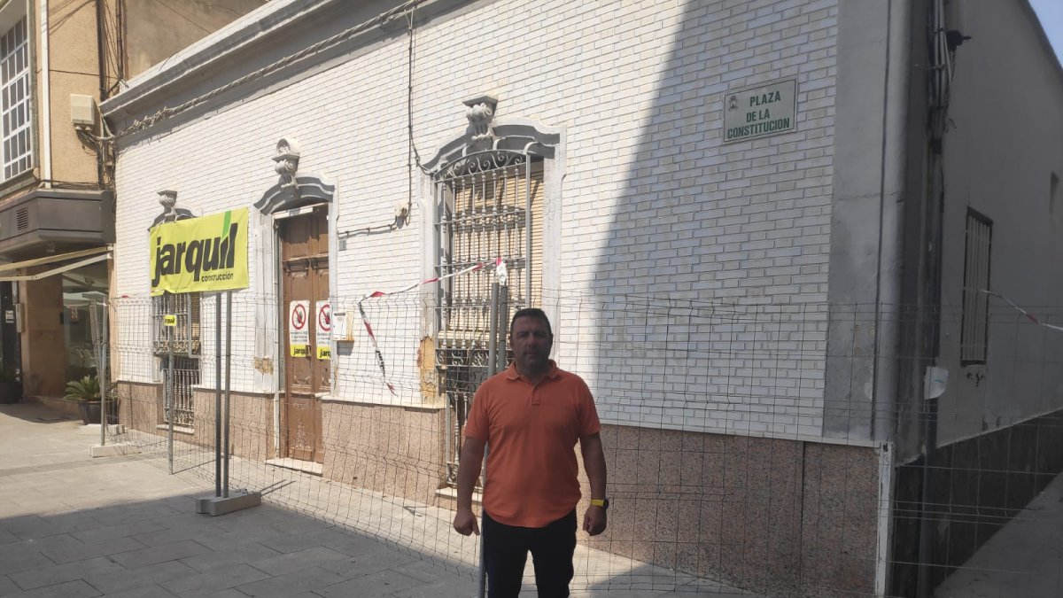 El concejal Pepe Montoya ante la casa de Gabriel Cara