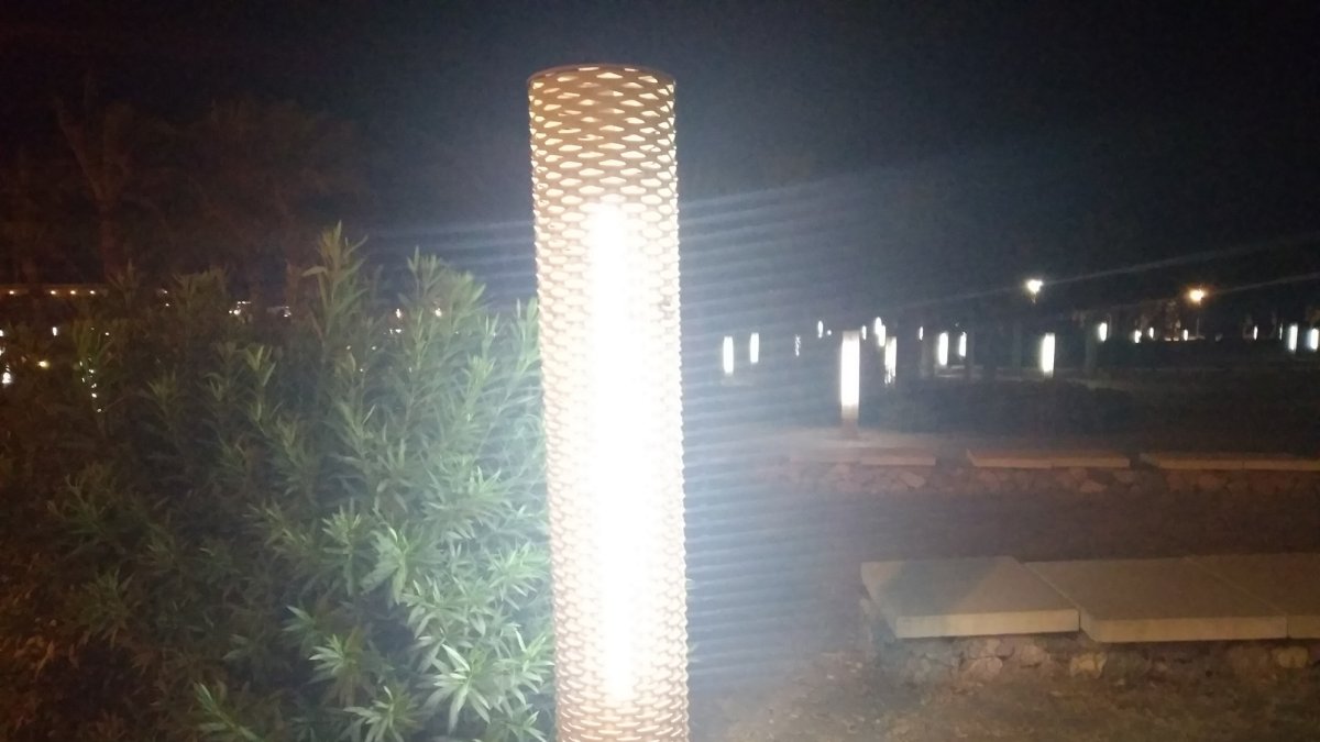 Primera farola en el camino que llega a la Plaza del Mar