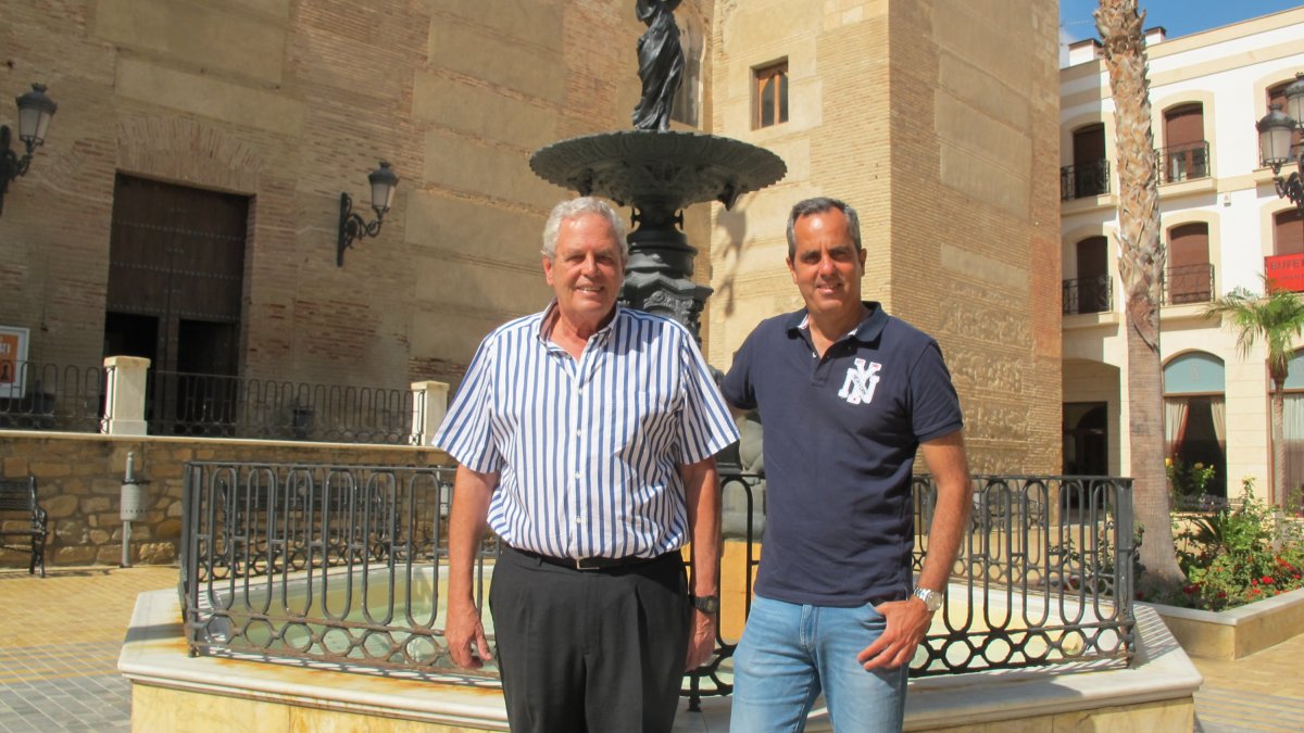 Los hermanos  José Carmelo Jorge Blanco (izquierda) y Miguel Jorge Blanco (derecha) en la plaza veratense. Foto: A. Velasco