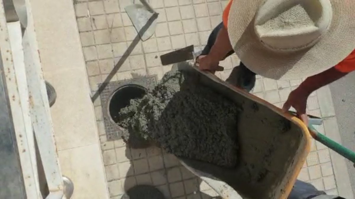 Los operarios vierten hormigón en las arquetas