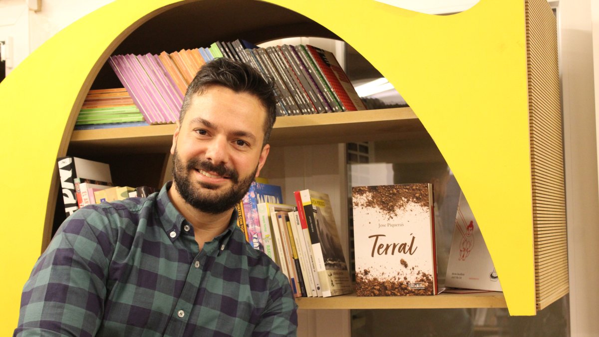 José Piqueras durante la presentación de su libro en Sevilla, ciudad donde reside.