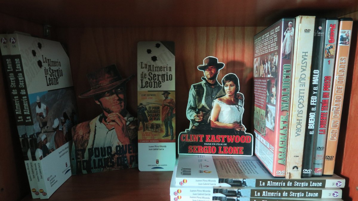 El libro junto a las películas que repasa. (Foto: La Almería de Sergio Leone)