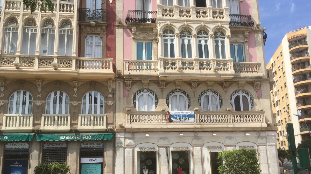 La vivienda en venta tiene un balcón de estilo neoclásico.