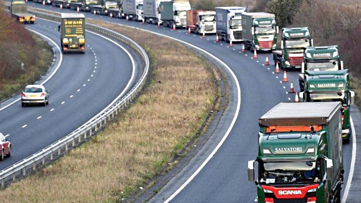 El Gobierno británico realizó ayer con un convoy pruebas de atascos de camiones en la frontera con Dover.