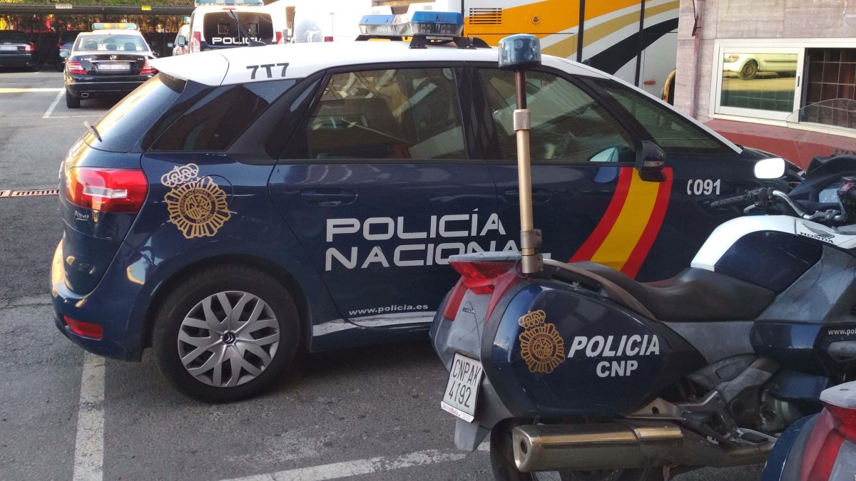 La Policía Nacional detiene in fraganti a los autores de dos robos en interior de vehículos