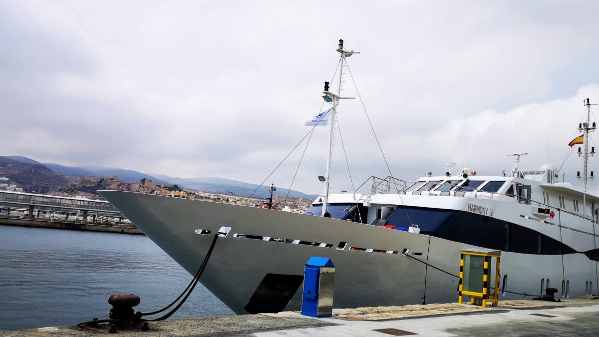 El yate-crucero Harmony V llegará el domingo a Almería.