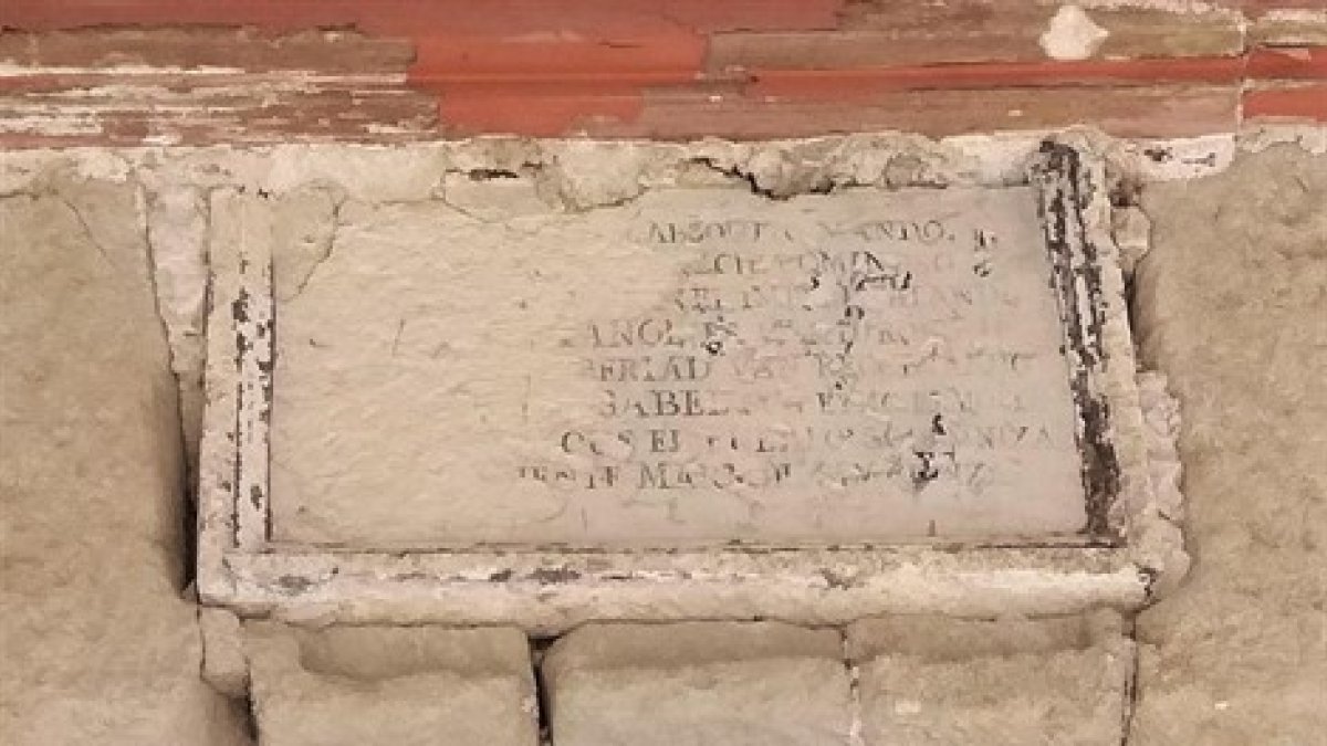 Placa encontrada en la fachada de la Plaza Vieja.