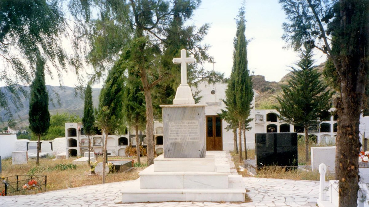 Monolito que recuerda a las víctimas del naufragio.