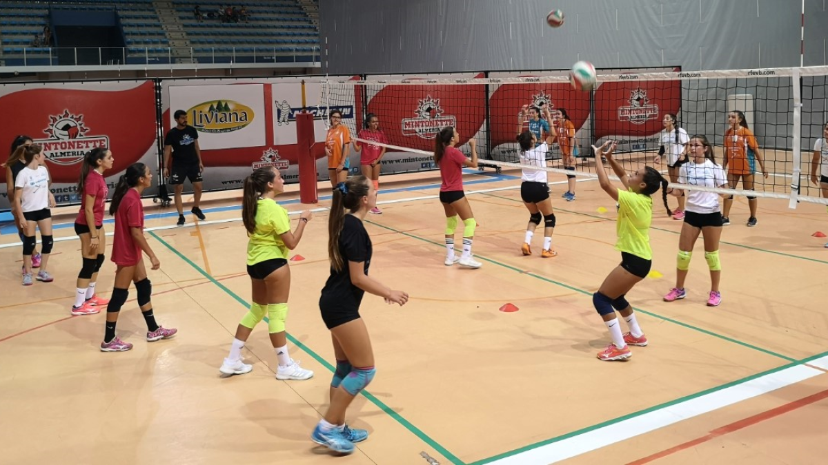 Las jugadores en la primera sesión de trabajo.