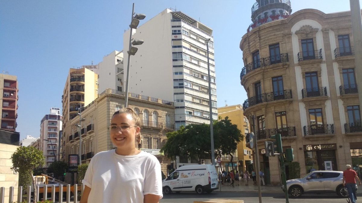 Alejandra Roda, tras la entrevista para LA VOZ, en la Puerta de Purchena.