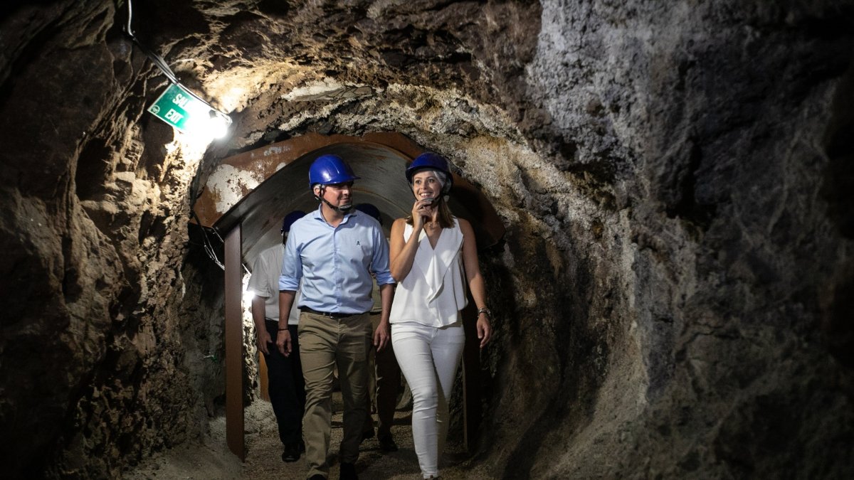 Visita institucional a la Geoda Gigante de Pulpí durante el día de su inauguración oficial.