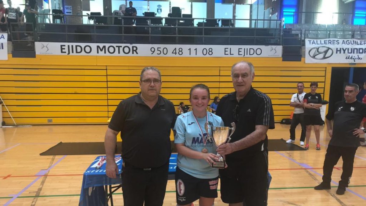 La capitana celeste con con su presidente y el delegado de la FAF.