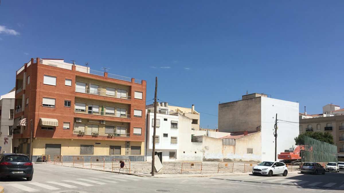 Solar donde hace unos días se encontraba el edificio demolido.