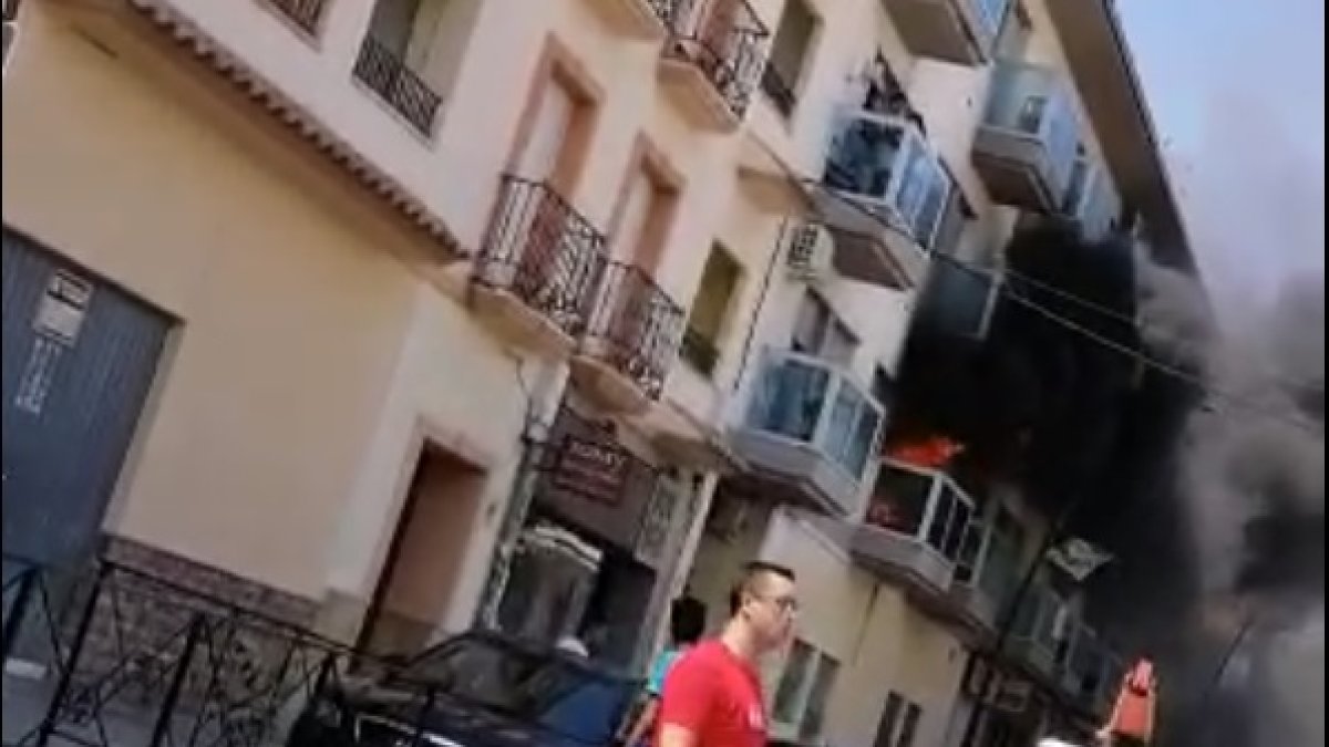 Imágenes del fuego que ya circulan por aplicaciones de mensajería instantánea.