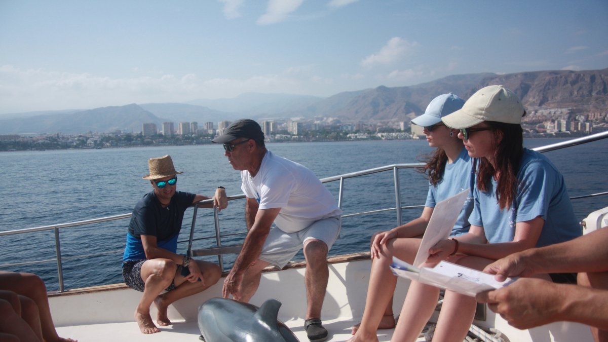 Francisco Toledano explica los rasgos de un delfín frente a Roquetas de Mar
