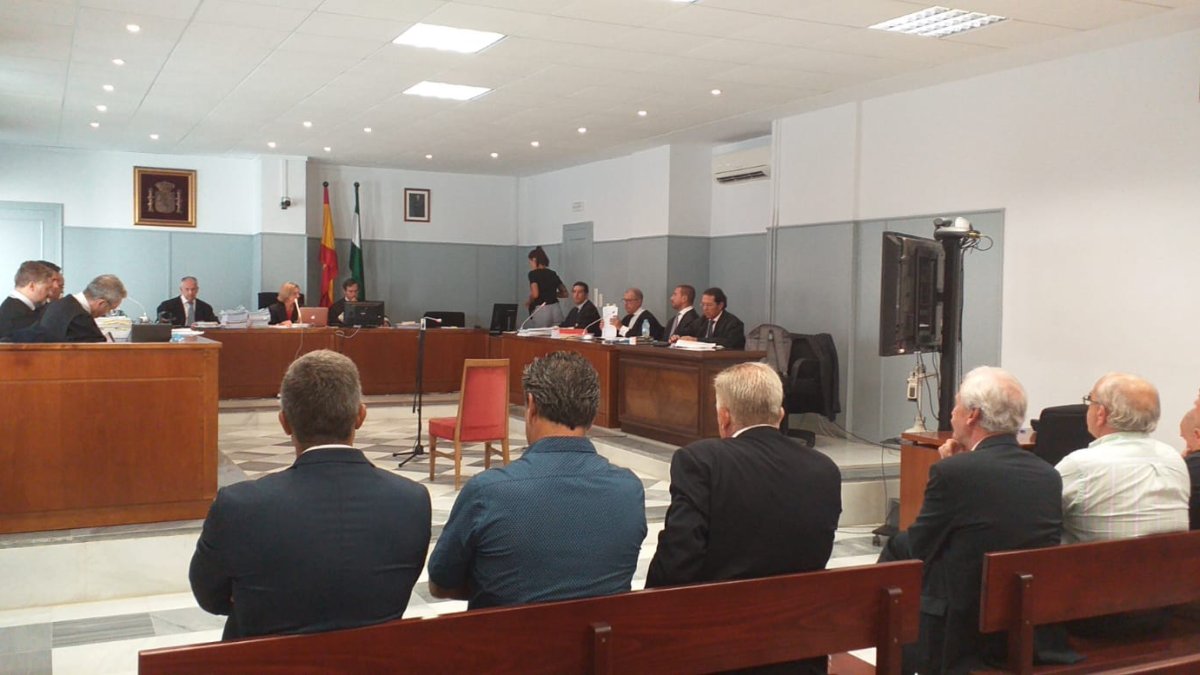 Los acusados ocupan el banquillo en la sala de vistas de la Audiencia Provincia