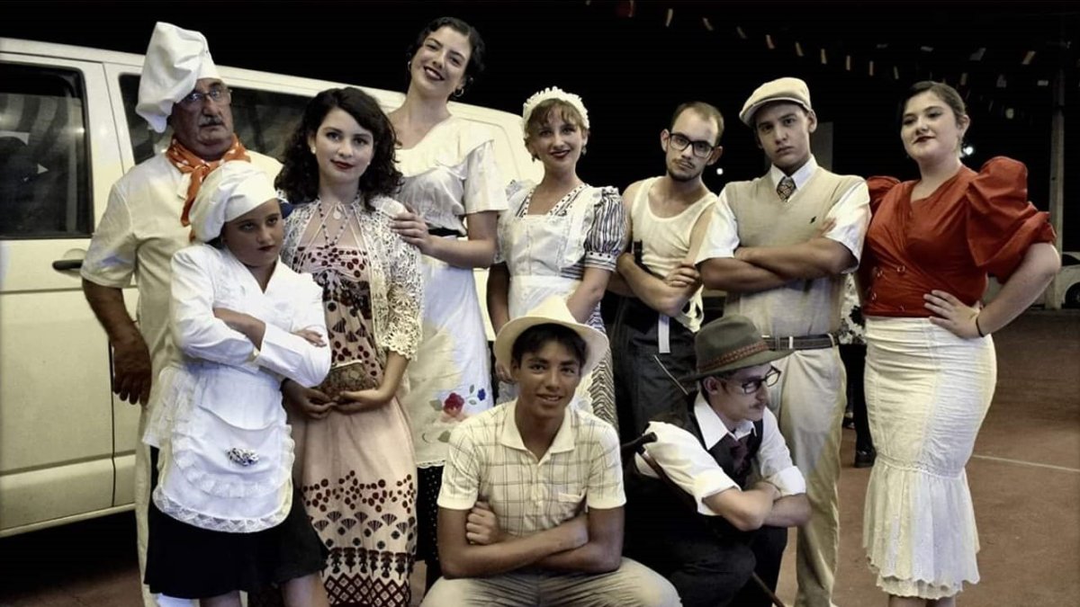 Los actores, en uno de los ensayos de la obra.